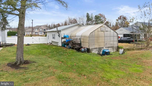 a view of a house with backyard