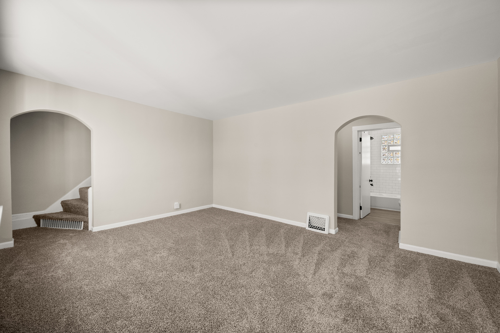 321 North Locust Street Sycamore, IL 60178 - Photo 13 of 38 an empty room with a natural light