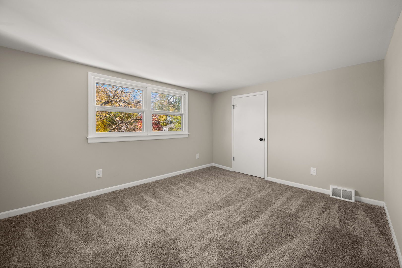 321 North Locust Street Sycamore, IL 60178 - Photo 14 of 38 an empty room with windows