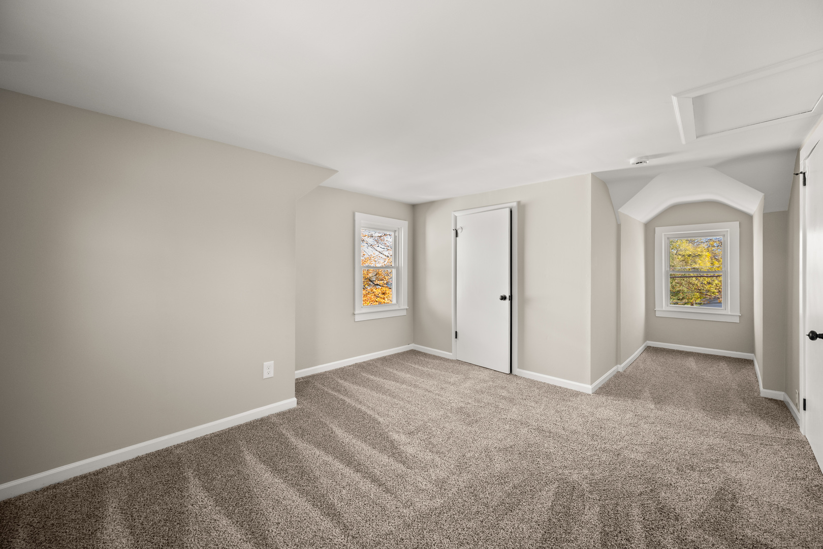 321 North Locust Street Sycamore, IL 60178 - Photo 17 of 38 an empty room with windows and closet