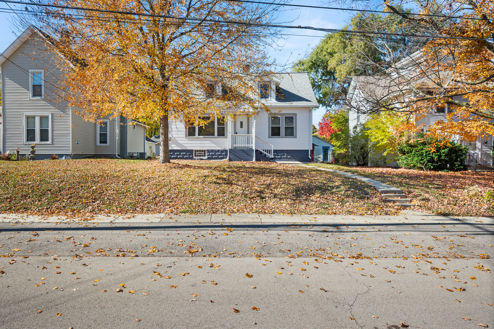 321 North Locust Street Sycamore, IL 60178 - Photo 27 of 38 a front view of a house with a yard