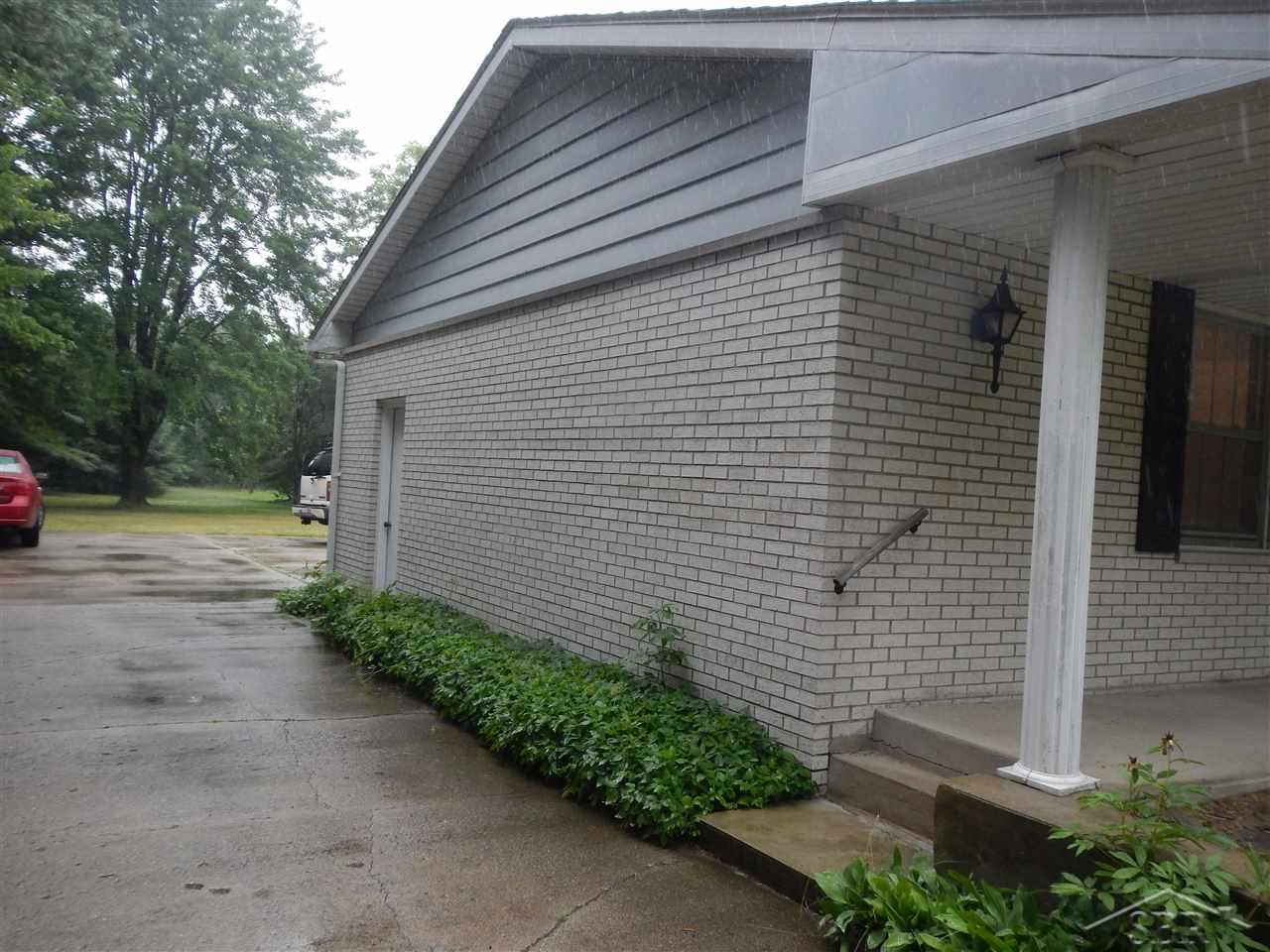 2143 South Graham Road Saginaw, MI 48609 - Photo 3 of 31 31251500-2.JPG