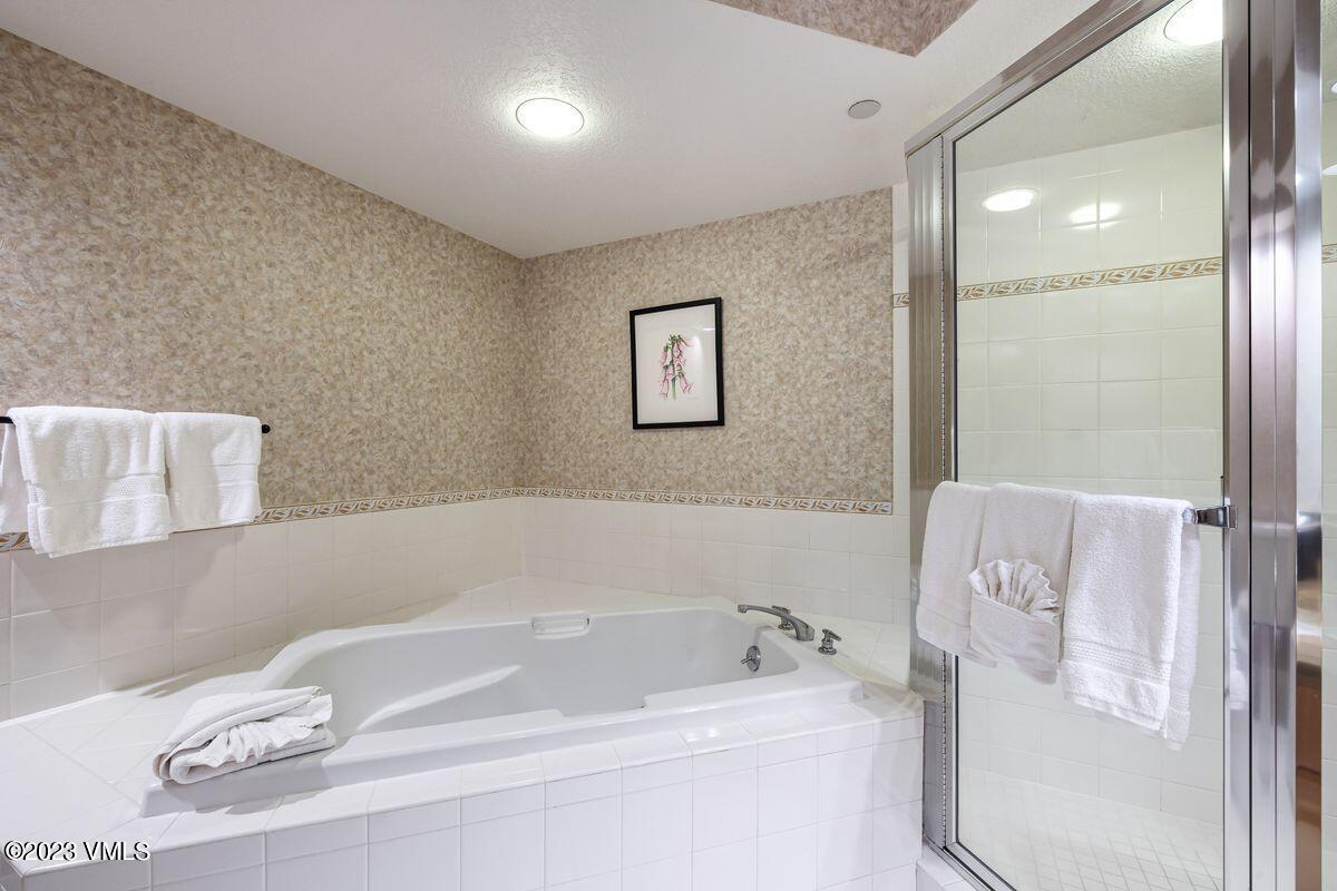 210 Offerson Road, Unit R225 Beaver Creek, CO 81620 - Photo 15 of 42 a bathroom with a bathtub and a sink