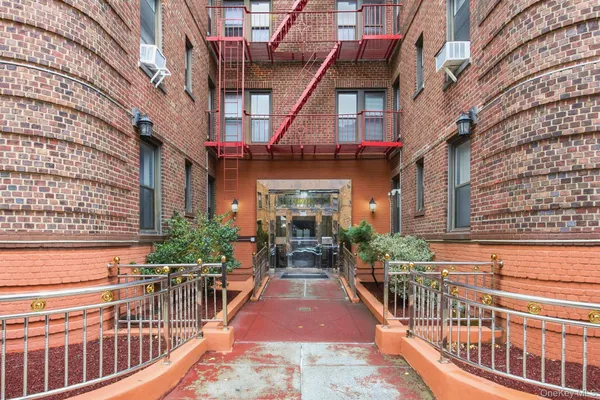 $569,900 | 47-55 39th Place, Unit 3H | Sunnyside