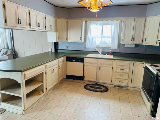 $125,000 | 402 North Madison Avenue, Wyoming, IL 61491