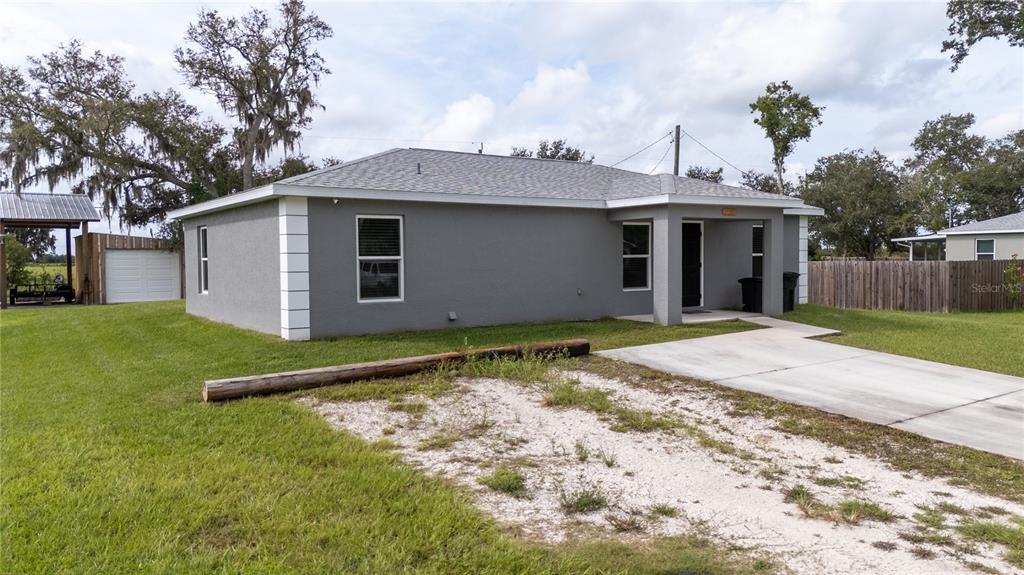 1833 Southeast Tangelo Drive Arcadia, FL 34266 - Photo 32 of 38 a backyard of a house with lots of green space