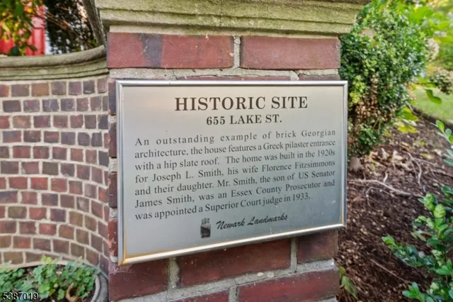 a view of entryway livingroom and hall