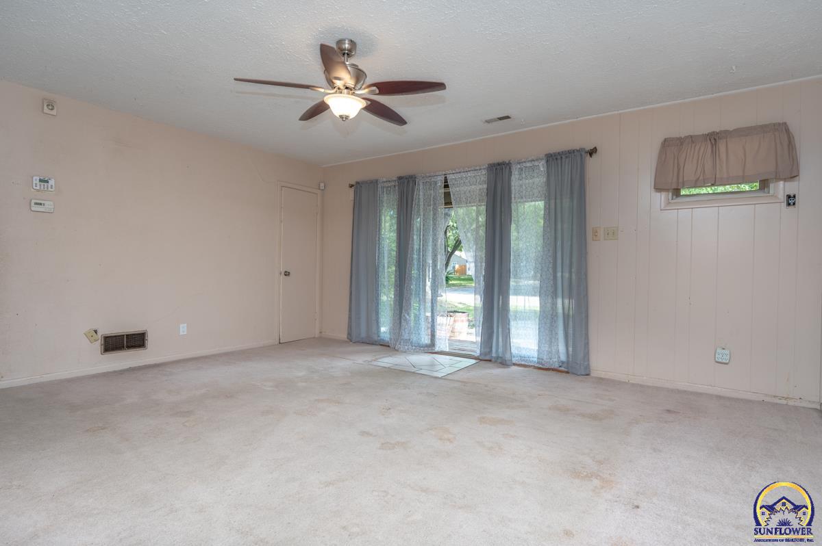 3551 Southwest Westview Avenue Topeka, KS 66611 - Photo 3 of 19