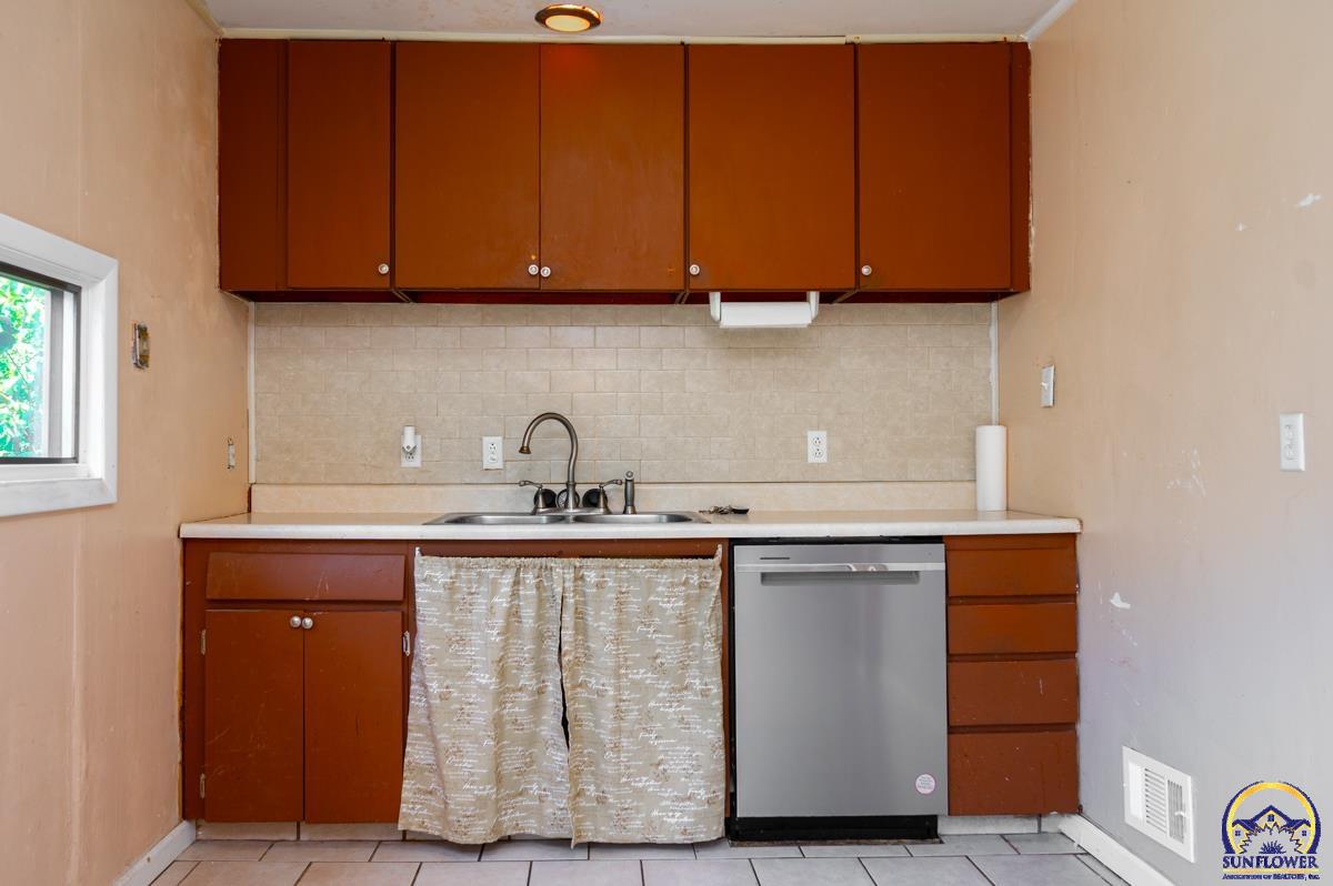 3551 Southwest Westview Avenue Topeka, KS 66611 - Photo 10 of 19