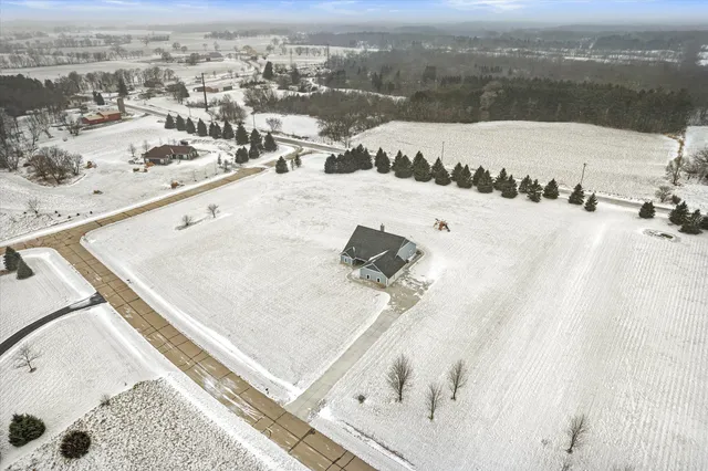 $725,000 | W399-s10935 Connor Drive, Eagle, WI 53119