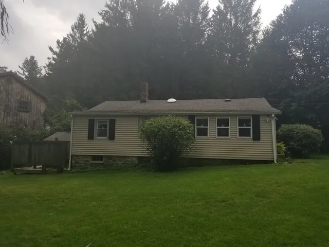 a view of a house with backyard and garden