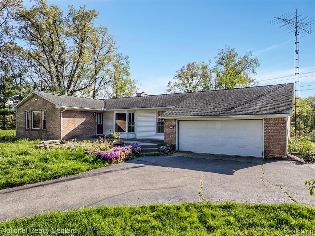 333 North Eager Road Howell, MI 48843 - Photo 3 of 45