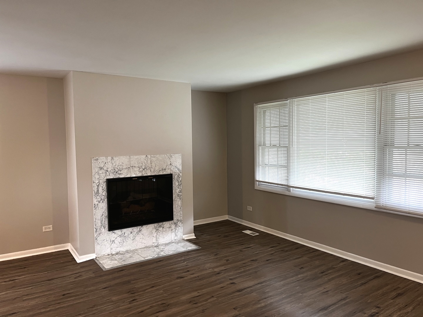 16524 Woodlawn W Avenue South Holland, IL 60473 - Photo 2 of 20 a view of an empty room with wooden floor and a window