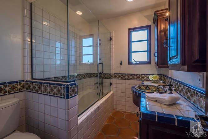 2016 Rayshire Street Thousand Oaks, CA 91362 - Photo 41 of 66 a bathroom with a bathtub a sink and a window