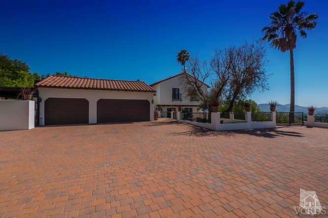 2016 Rayshire Street Thousand Oaks, CA 91362 - Photo 6 of 66 a view of a house with a yard and potted plants