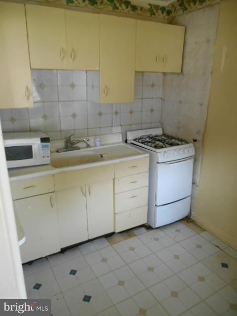 6935 Reisterstown Road Baltimore, MD 21215 - Photo 4 of 20 Kitchen