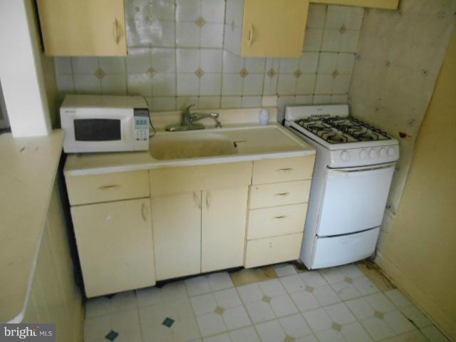 6935 Reisterstown Road Baltimore, MD 21215 - Photo 5 of 20 Kitchen