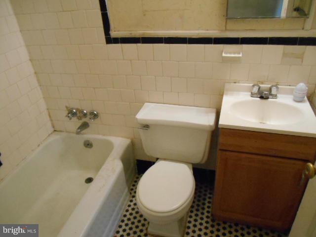6935 Reisterstown Road Baltimore, MD 21215 - Photo 7 of 20 Bath