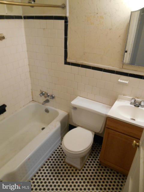 6935 Reisterstown Road Baltimore, MD 21215 - Photo 8 of 20 Bath