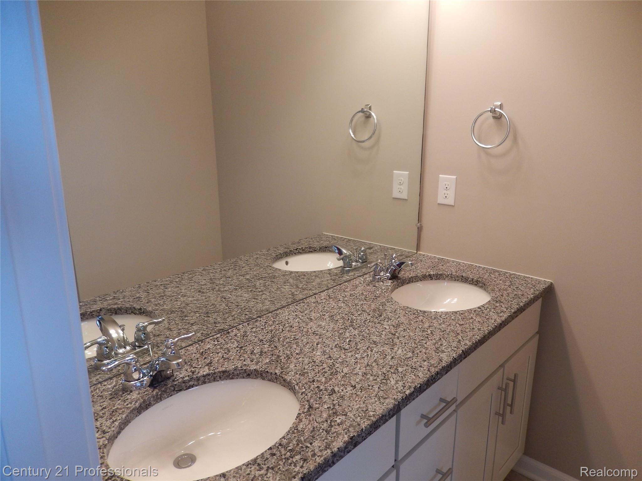 2602 Helmsdale Circle Rochester, MI 48307 - Photo 30 of 39 DSCN1347.JPG
