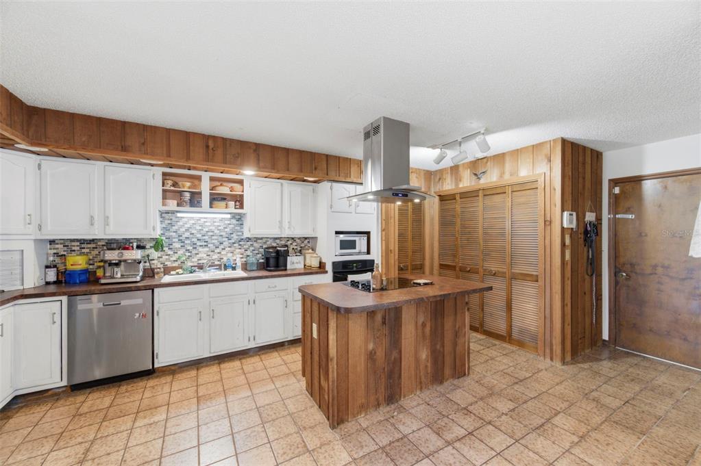 8390 Dunnellon Road Weeki Wachee, FL 34613 - Photo 12 of 30