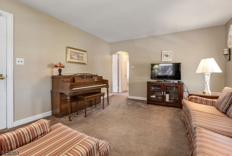 65 Harding Avenue Totowa, NJ 07512 - Photo 10 of 36