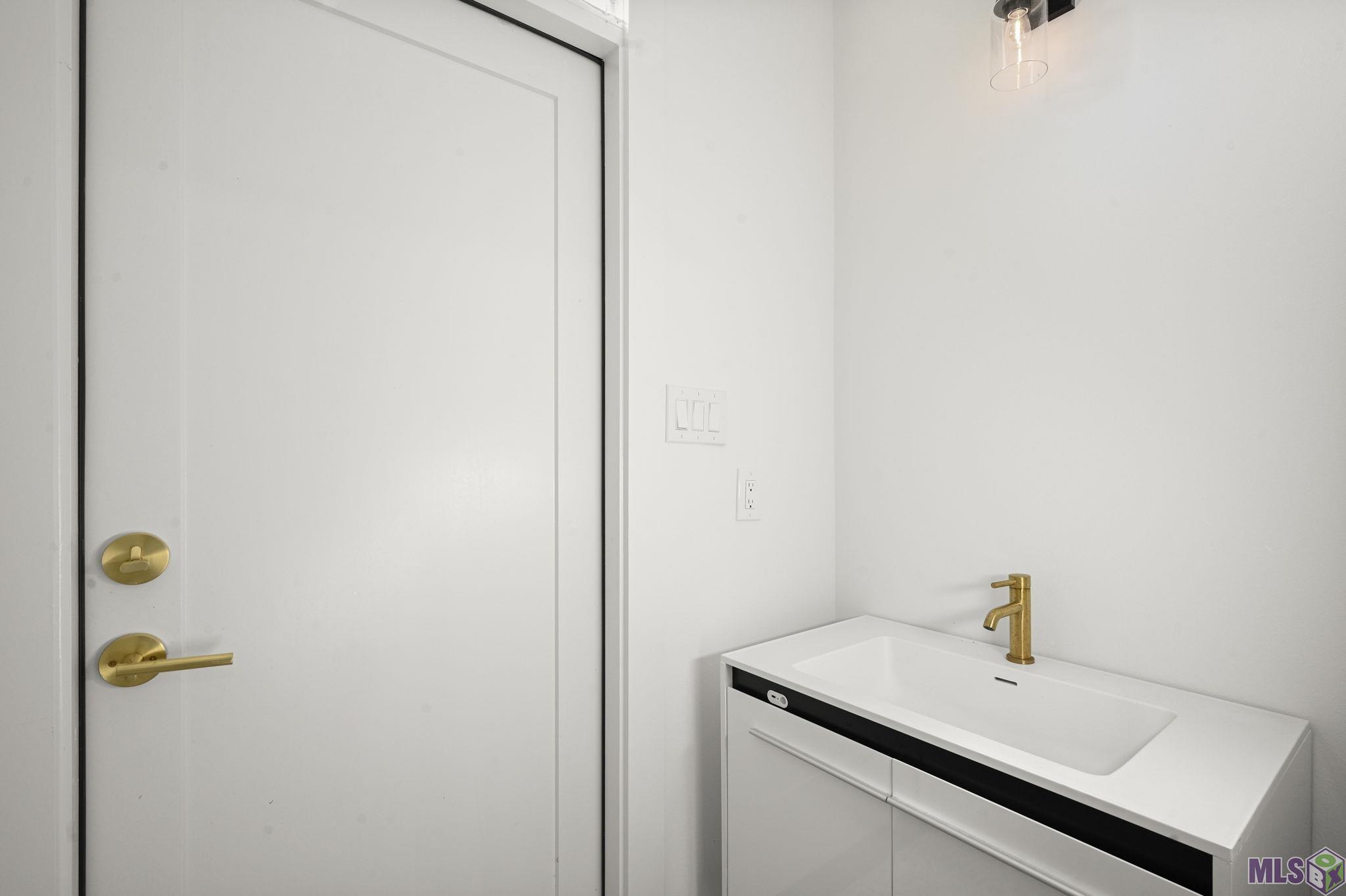 43345 Collyns Cove Prairieville, LA 70769 - Photo 32 of 47 Powder Room/Pool Bathroom