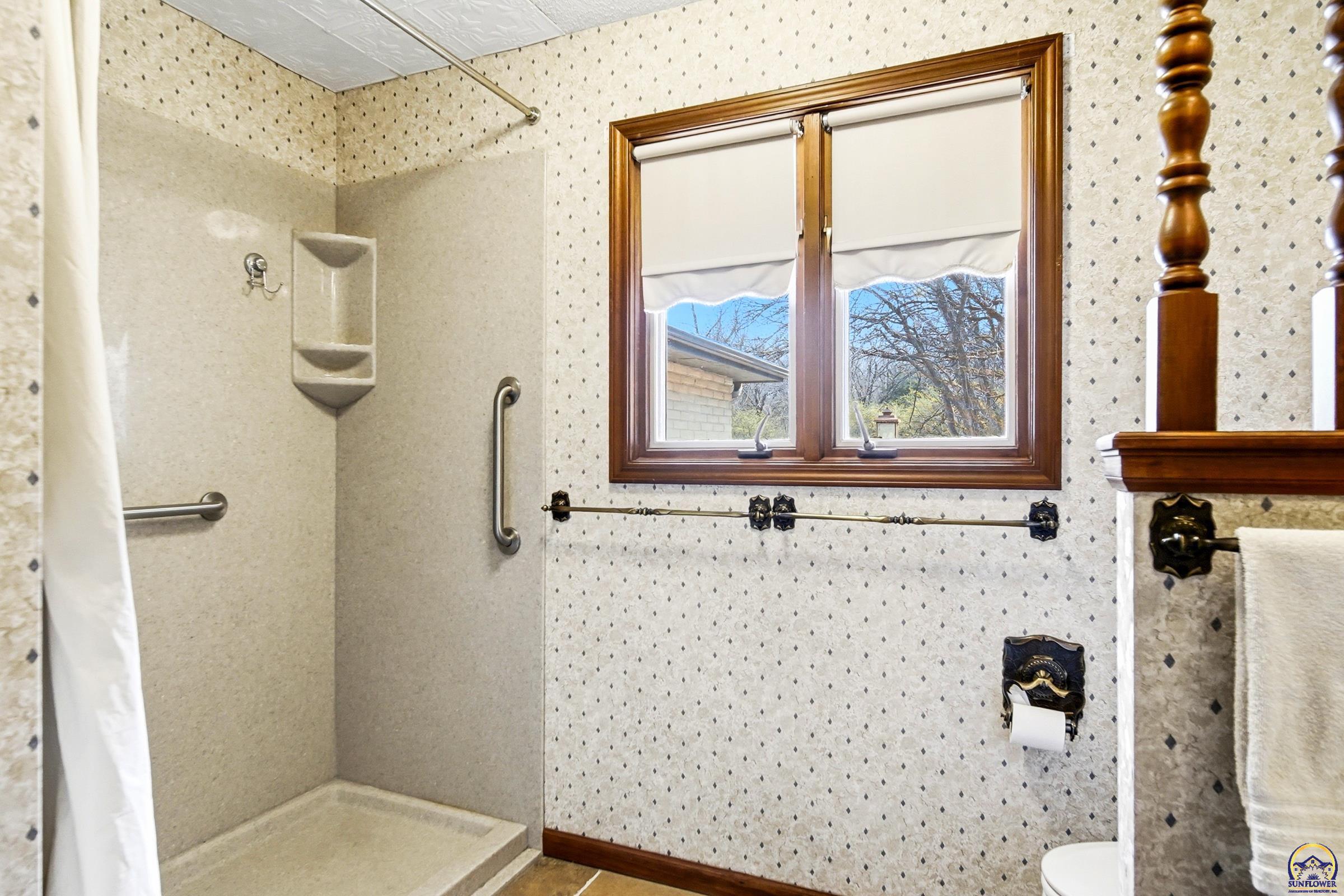 5425 Southwest Mission Avenue Topeka, KS 66610 - Photo 6 of 22