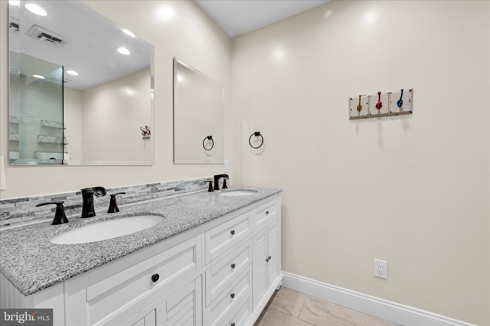 253 Piketown Road Harrisburg, PA 17112 - Photo 25 of 43 Primary Bathroom
