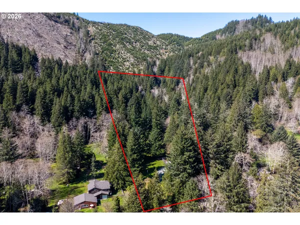 a black and white photo of a room