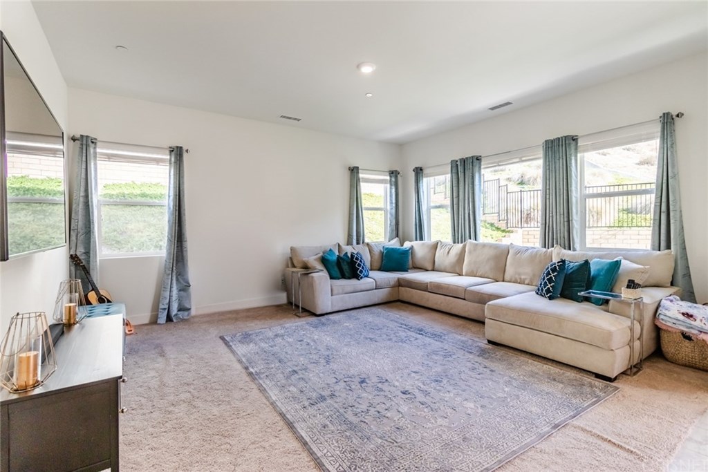 19047 Bension Drive Saugus, CA 91350 - Photo 12 of 72 Great room