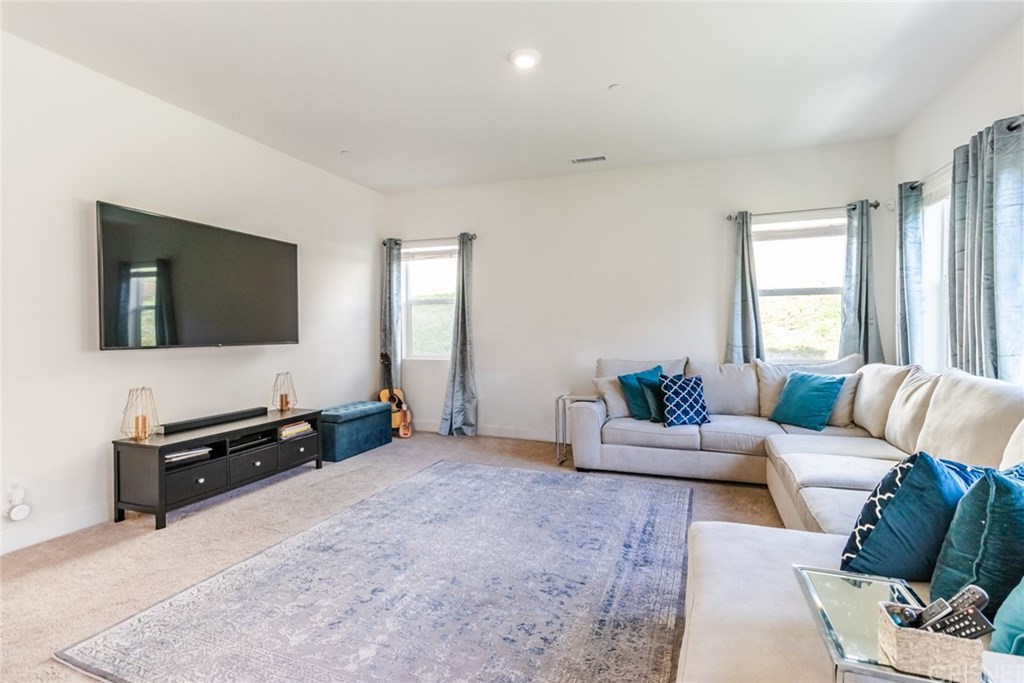 19047 Bension Drive Saugus, CA 91350 - Photo 13 of 72 Great room