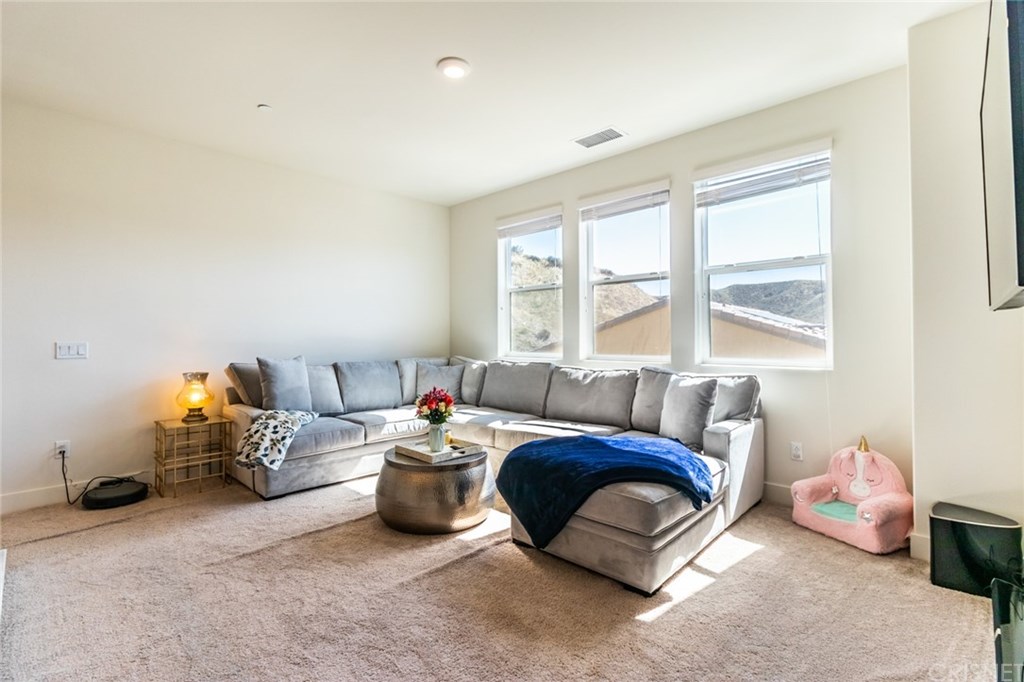 19047 Bension Drive Saugus, CA 91350 - Photo 42 of 72 loft space