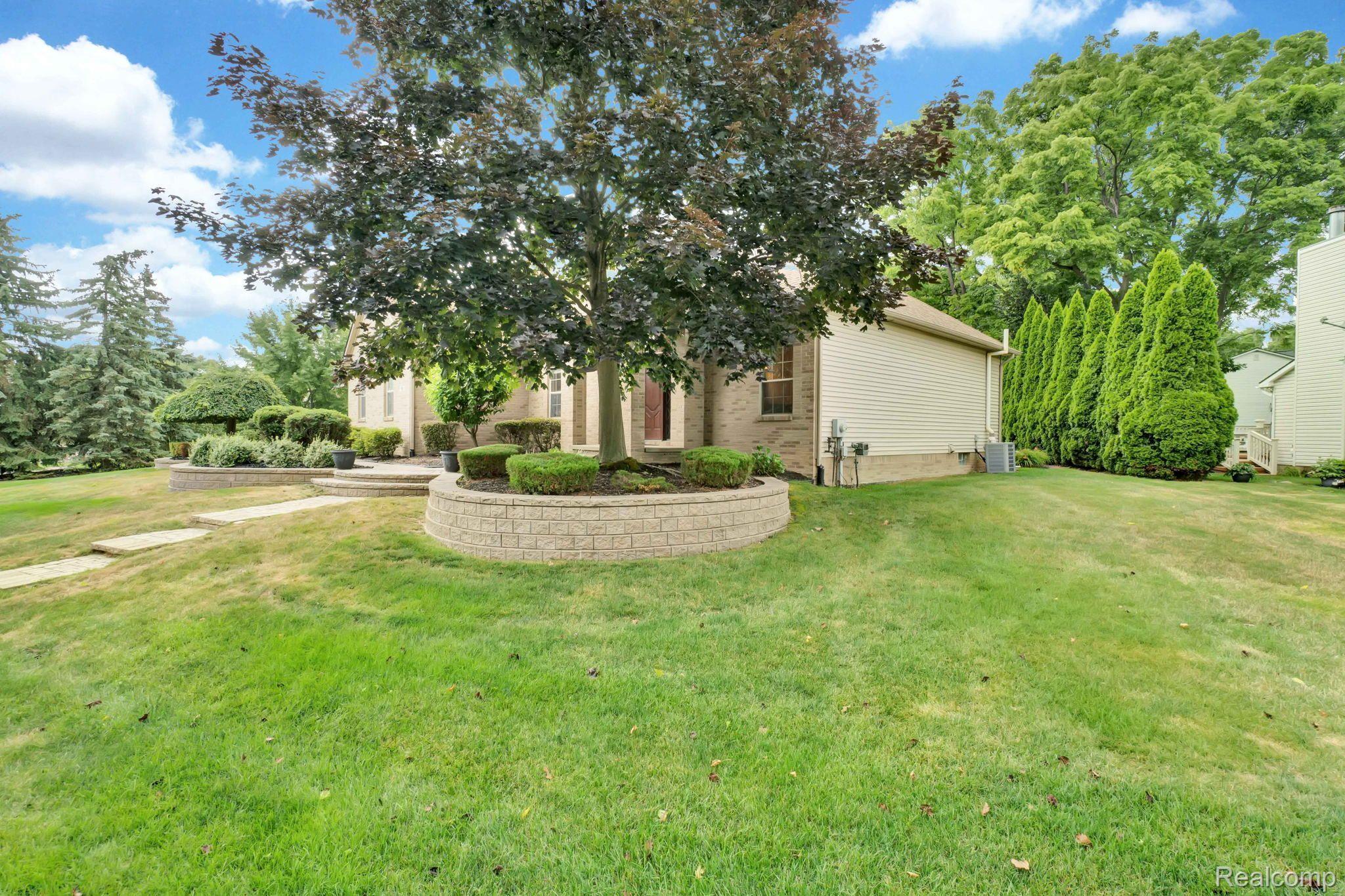 109 Chestnut Ridge Walled Lake, MI 48390 - Photo 5 of 54 Gallery Image 5
