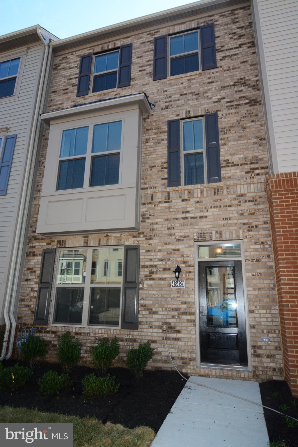 Brick Front Townhouse w Extra Parking in Front