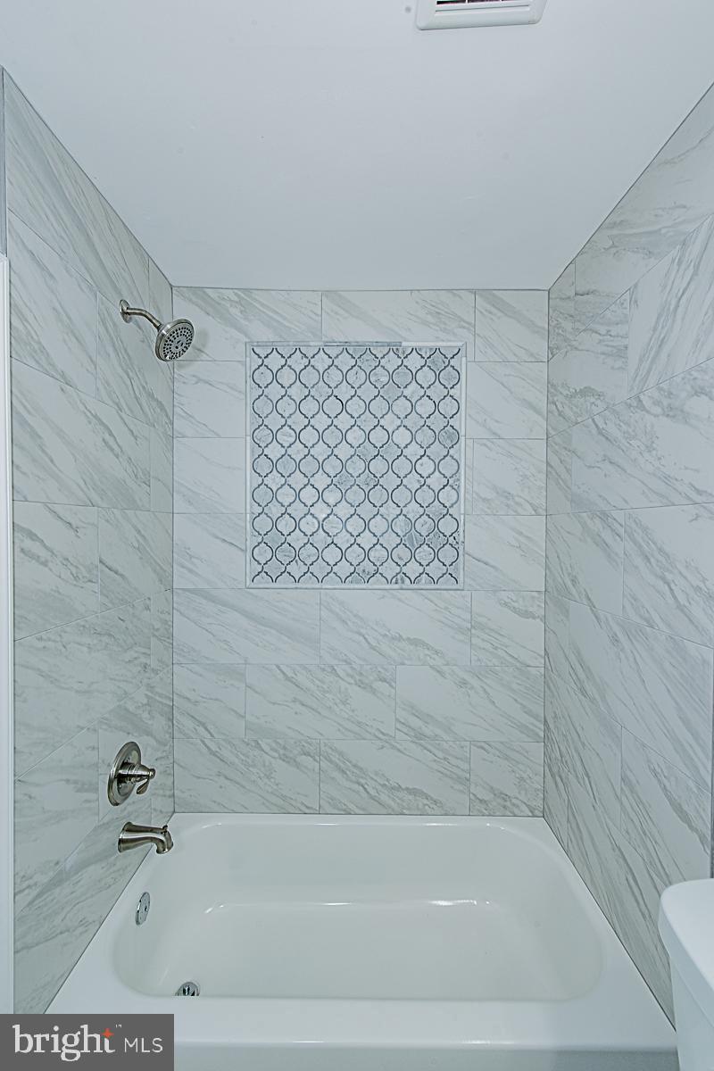 3915 Woodridge Road Baltimore, MD 21229 - Photo 11 of 14 Upstairs Full bath with Tub
