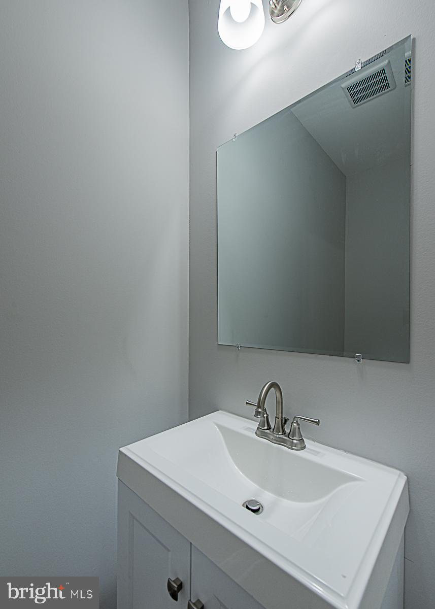 3915 Woodridge Road Baltimore, MD 21229 - Photo 10 of 14 Main Level Powder Room