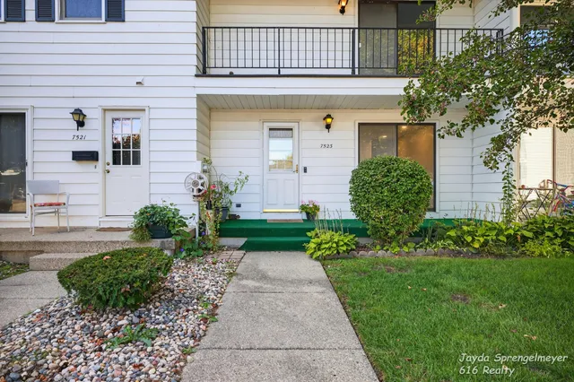$229,900 | 7523 Boulder Bluff Drive, Unit 82, Jenison, MI 49428