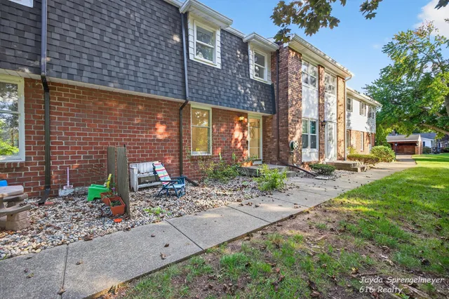 $229,900 | 7523 Boulder Bluff Drive, Unit 82, Jenison, MI 49428