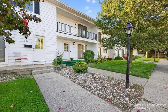 $229,900 | 7523 Boulder Bluff Drive, Unit 82, Jenison, MI 49428