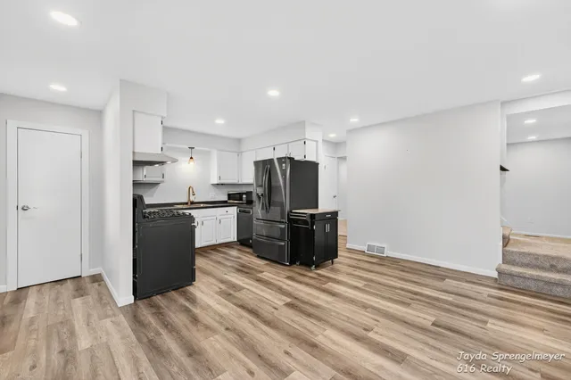 $229,900 | 7523 Boulder Bluff Drive, Unit 82, Jenison, MI 49428