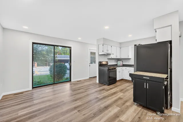 $229,900 | 7523 Boulder Bluff Drive, Unit 82, Jenison, MI 49428