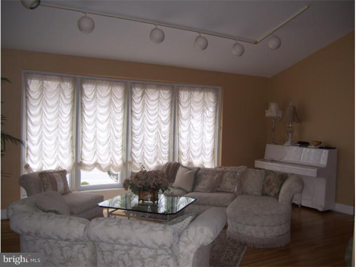 9280 Darlington Road Philadelphia, PA 19115 - Photo 5 of 25 Living Room