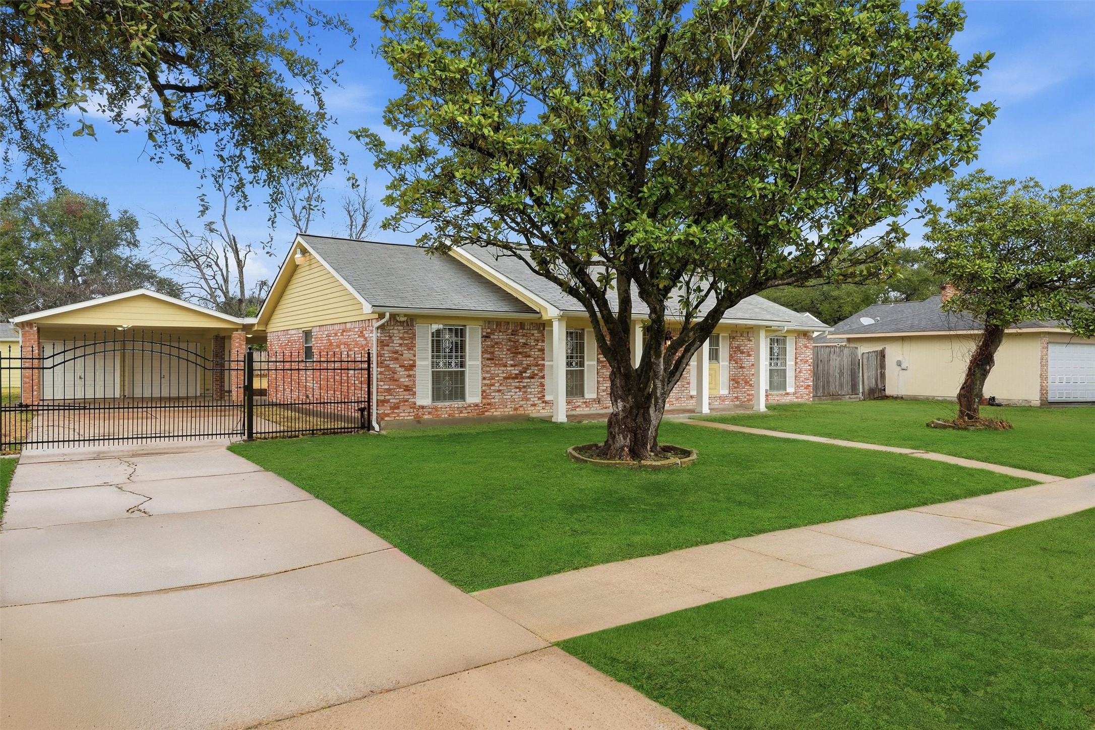 4122 Regency Drive Houston, TX 77045 - Photo 2 of 18