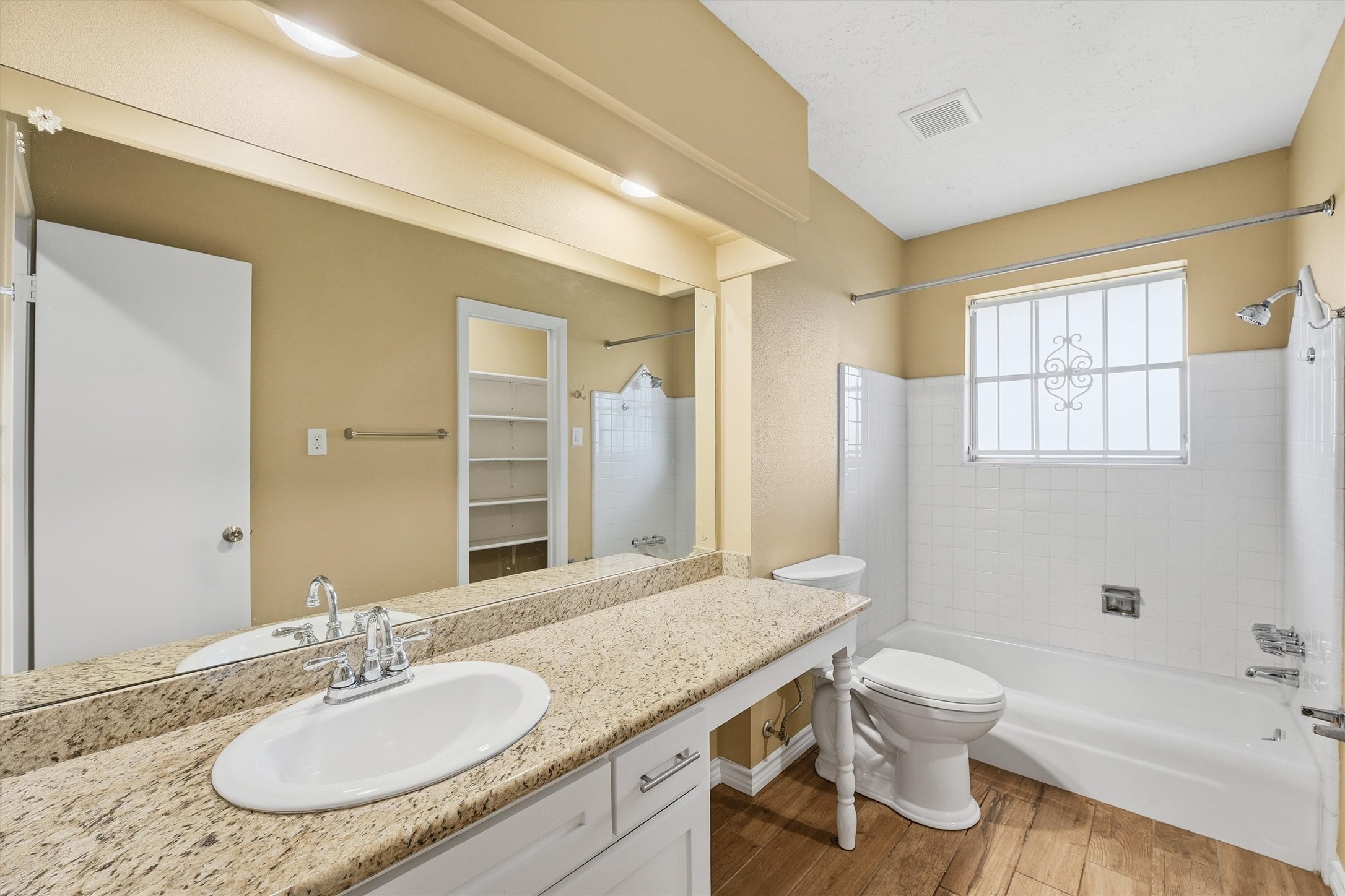 4122 Regency Drive Houston, TX 77045 - Photo 9 of 18