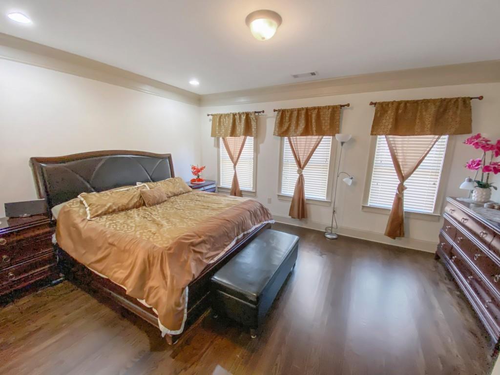 598 Ansley Circle Northeast Atlanta, GA 30324 - Photo 7 of 24 a bed sitting in a spacious bedroom next to a window