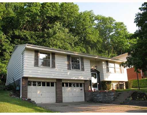 143 Parkedge Road Green Tree, PA 15220 - Photo 1 of 8 Exterior Front.
