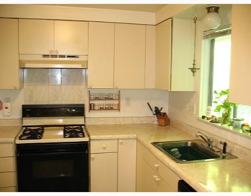 143 Parkedge Road Green Tree, PA 15220 - Photo 5 of 8 Kitchen.