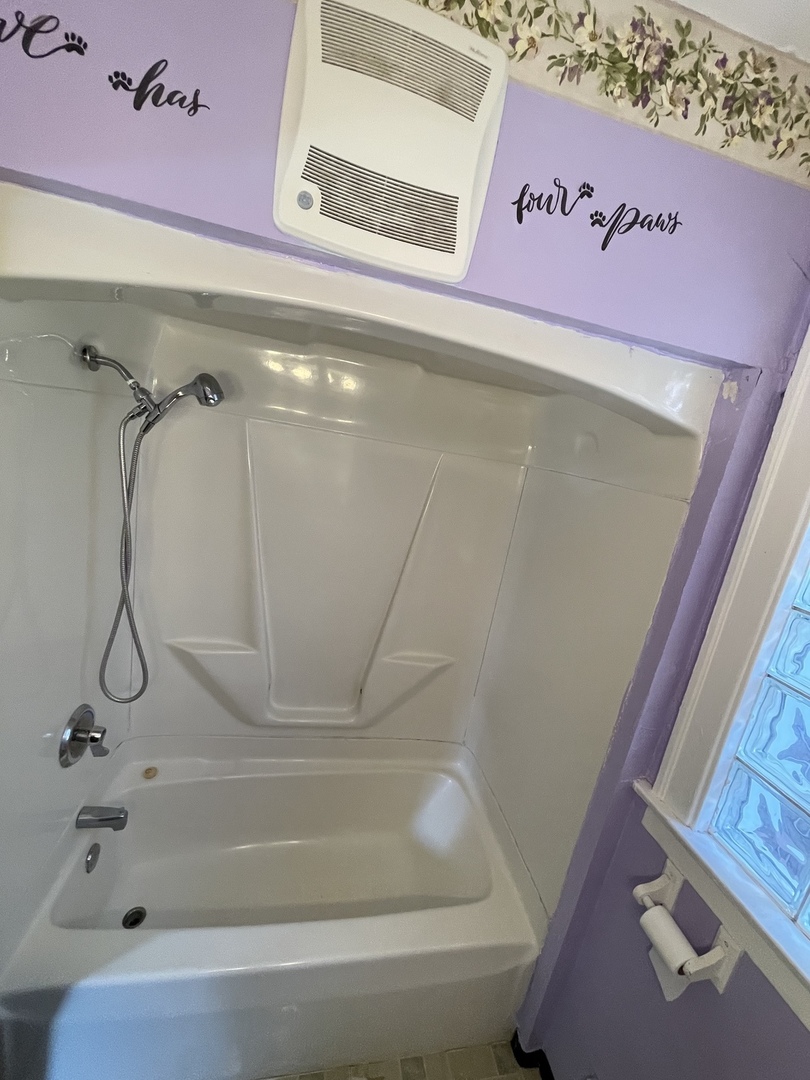 9309 South Ada Street Chicago, IL 60620 - Photo 22 of 39 a bath tub with a shower