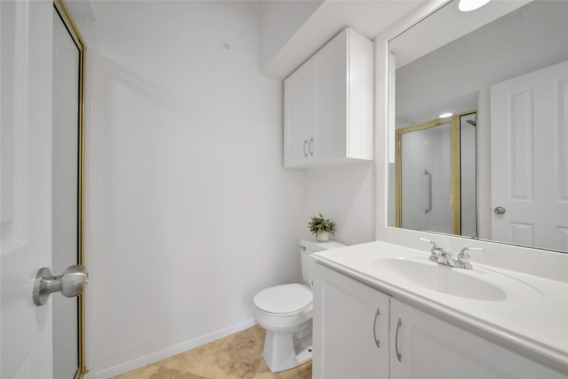 7 Churchdale Place Spring, TX 77382 - Photo 19 of 40 5th bedroom full bath